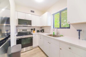 Geladeira, micro-ondas, fogão, cooktop