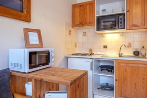 Fridge, microwave, oven, coffee/tea maker