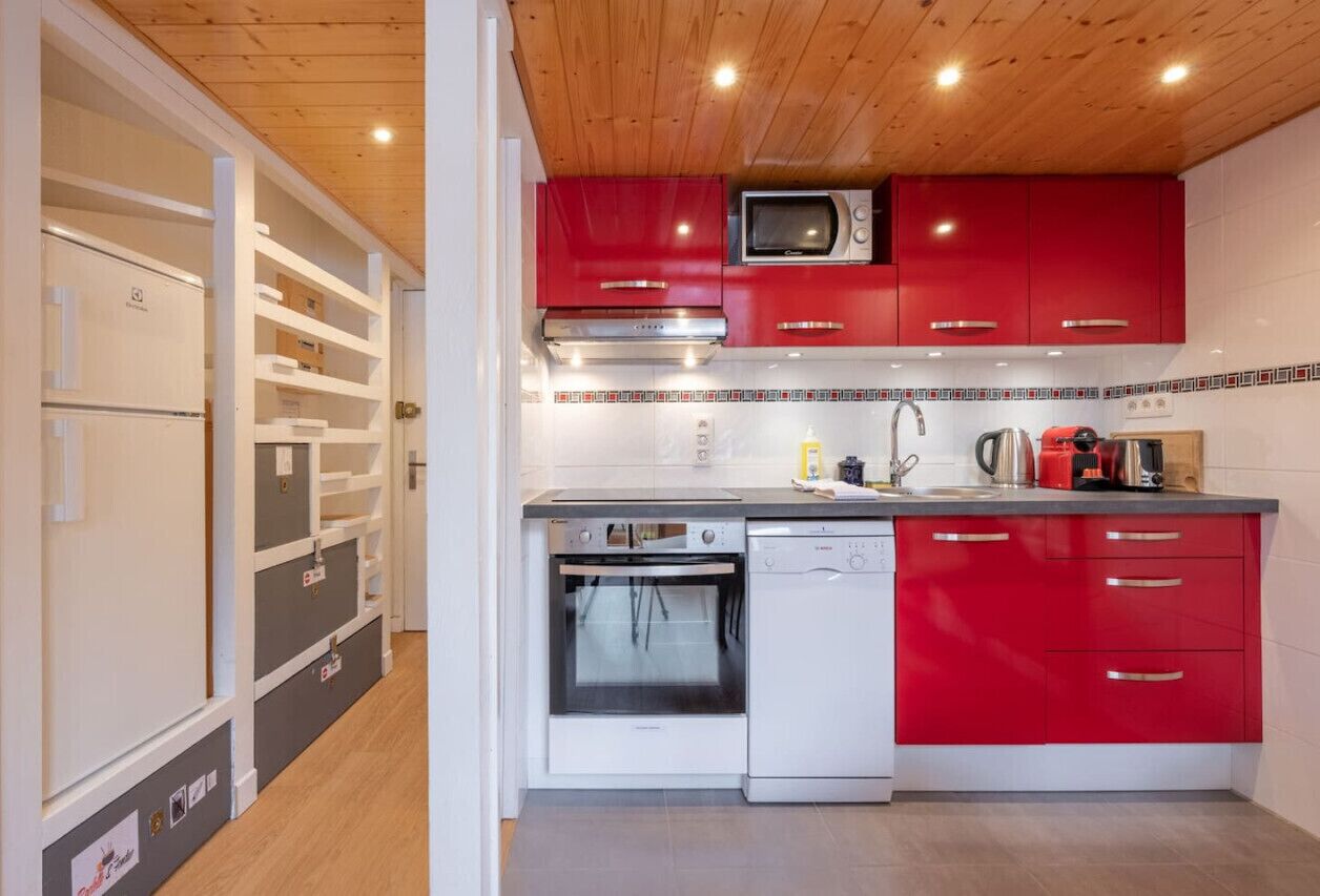 Een koelkast, een microgolfoven, een oven, een vaatwasser