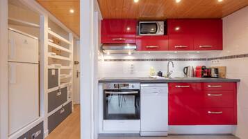 Een koelkast, een microgolfoven, een oven, een vaatwasser