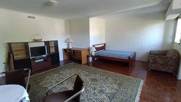 1 dormitorio, tabla de planchar con plancha, wifi gratis y ropa de cama