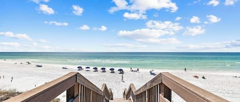 På stranden