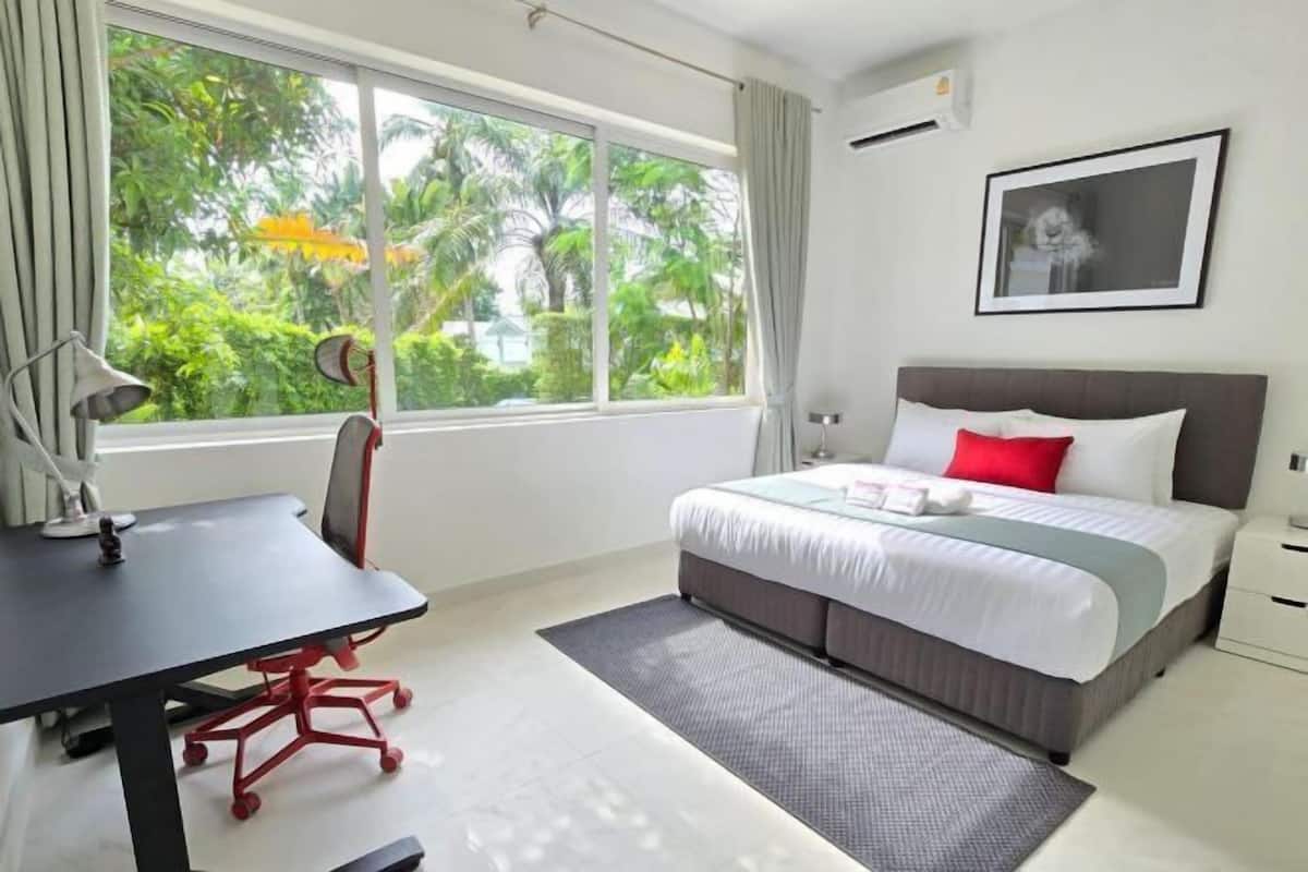 3 bedrooms, premium bedding, in-room safe, desk