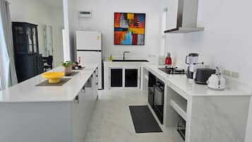 Villa Exécutive | Cuisine privée | Réfrigérateur, micro-ondes, plaque de cuisson, bouilloire électrique