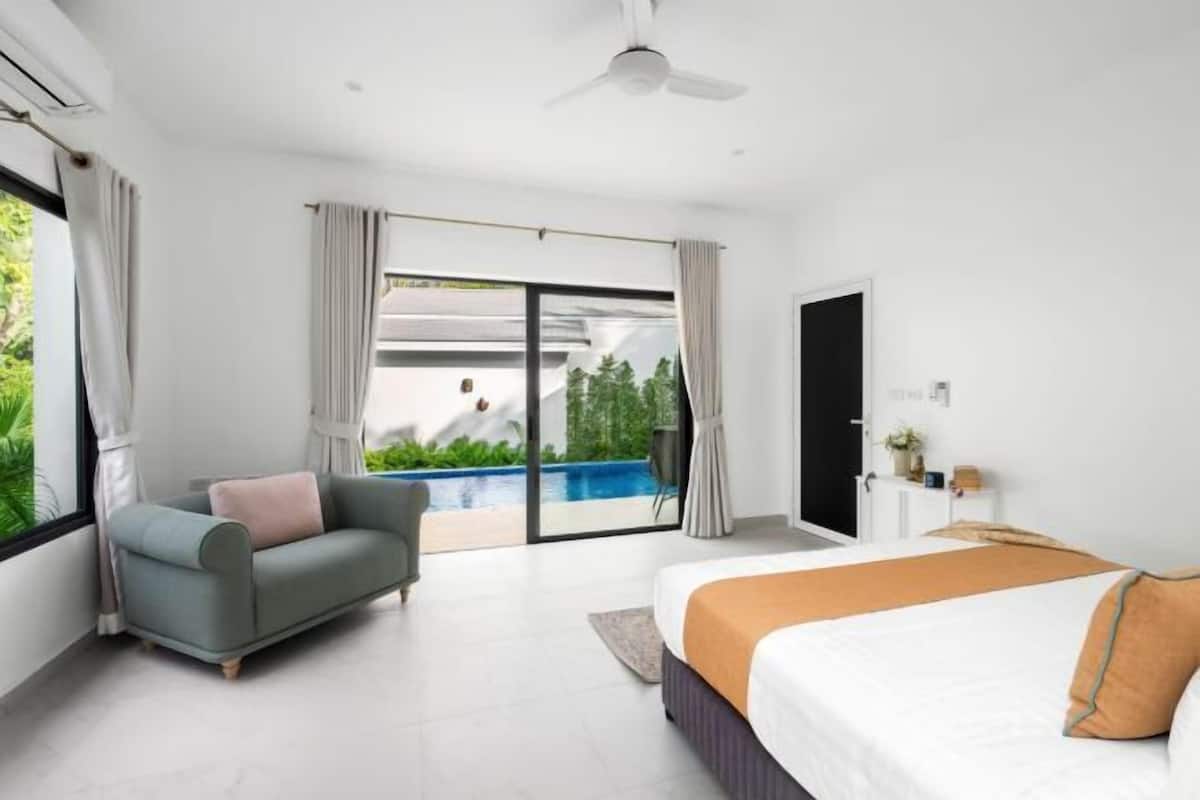 3 bedrooms, premium bedding, in-room safe, desk