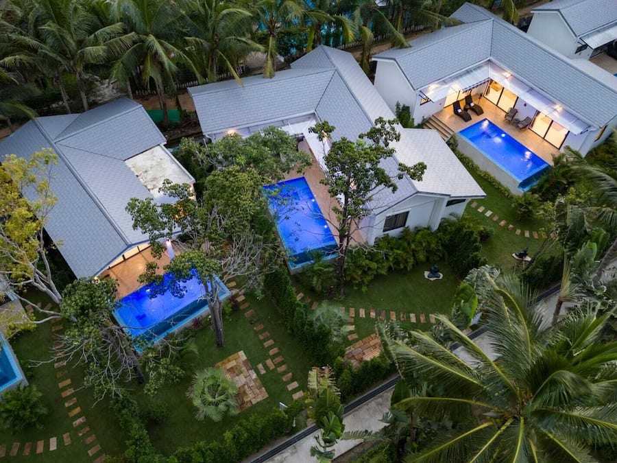 Ropa de cama de alta calidad y caja de seguridad en la habitación