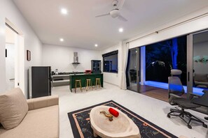 Honeymoon Villa, 1 Bedroom | Living area | Smart TV - Bougain Villas Salad Beach (Ko Pha-ngan)