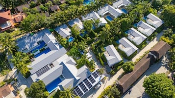 Premium-sengetøj, pengeskab på værelset, skrivebord