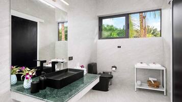 Exclusive-villa - 2 soveværelser | Badeværelse | Bruser, brusehoved med spredningseffekt, gratis toiletartikler