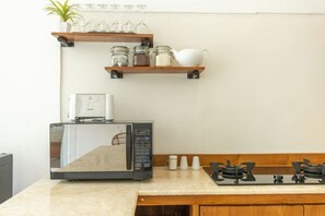 Kjøleskap, mikrobølgeovn, kokeplater og kaffetrakter/tekoker