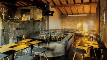 Cocina italiana con vista al jardín
