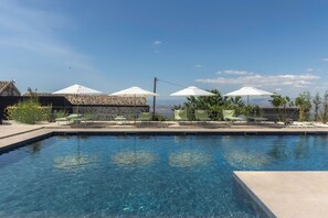 Habitación Deluxe con 1 cama doble o 2 individuales | Ropa de cama de alta calidad, edredones de plumas, caja fuerte