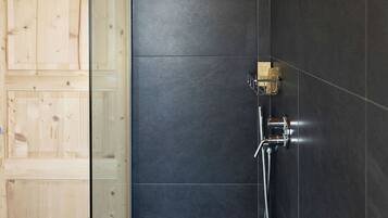Camera Deluxe con letto matrimoniale o 2 letti singoli | Bagno | Doccia, soffione a pioggia, set di cortesia gratuito, asciugacapelli