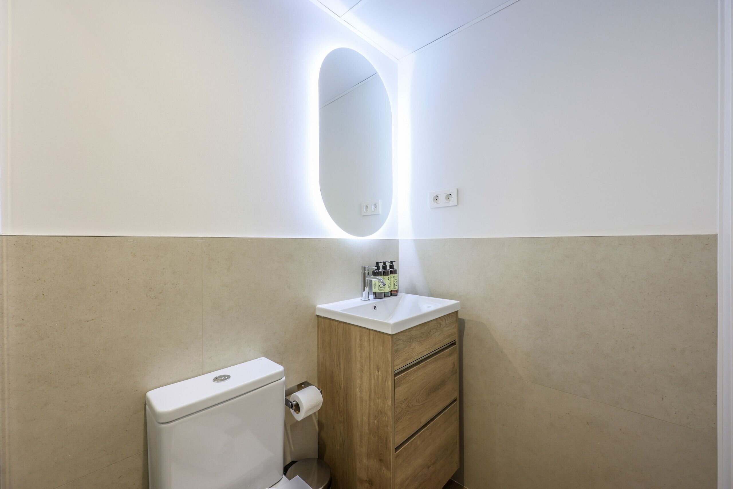 Een douche, een haardroger, handdoeken