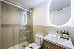 Dusche, Haartrockner, HandtĂŒcher