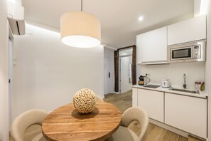 Fridge, microwave, stovetop, coffee/tea maker - Cozy 2bedroom apartment Madrid centre (P1D) (Madrid)