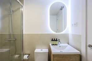 Shower, hair dryer, towels - Cozy 2bedroom apartment Madrid centre (P1D) (Madrid)