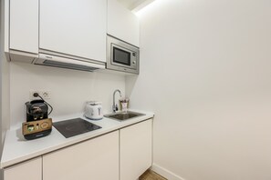 KĂŒhlschrank, Mikrowelle, Herdplatte, Wasserkocher mit Kaffee-/Teezubehör
