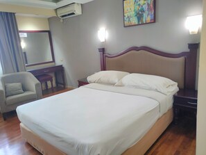 Premier Double Room | Desk, free WiFi, bed sheets - Hotel Menteng 2 (Jakarta)