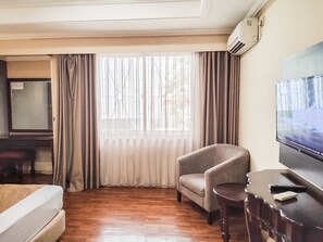 Desk, free WiFi, bed sheets - Hotel Menteng 2 (Jakarta)