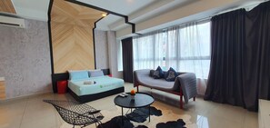 パノラミック ス  タジオスイート | リビング エリア | 42 インチのスマートテレビ (デジタル放送視聴可)、Netflix、ストリーミングサービス