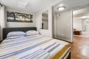 2 bedrooms, WiFi - Discover Boise's Vibrant NorthEnd with your Dog from Cozy Historic Unit Only 2 Blocks to Hyde Park (Boise)