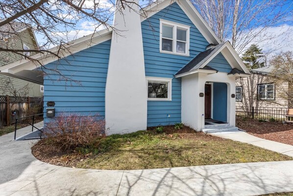 Exterior - Discover Boise's Vibrant NorthEnd with your Dog from Cozy Historic Unit Only 2 Blocks to Hyde Park (Boise)