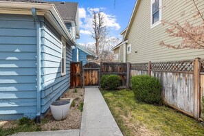 Property grounds - Discover Boise's Vibrant NorthEnd with your Dog from Cozy Historic Unit Only 2 Blocks to Hyde Park (Boise)