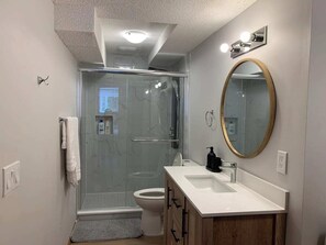 Douche, sèche-cheveux, serviettes fournies, savon