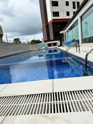 Outdoor pool - Lux Suites Siaya Park Apartments (Nairobi)