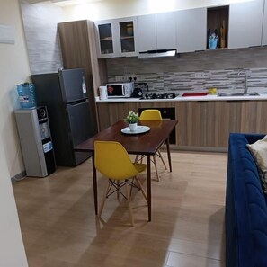 Departamento empresarial | Cocina privada | Refrigerador, microondas y utensilios de cocina 