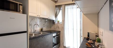 Family Apartment, 2 Bedrooms, Non Smoking, City View | Private kitchen