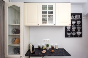 Family Apartment, 2 Bedrooms, Non Smoking, City View | Private kitchen
