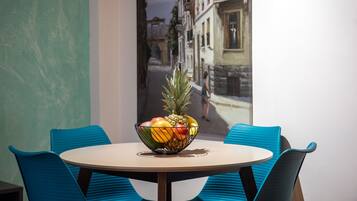 Appartement Familial, 2 chambres, non-fumeurs, vue ville | Coin séjour | TV connectée