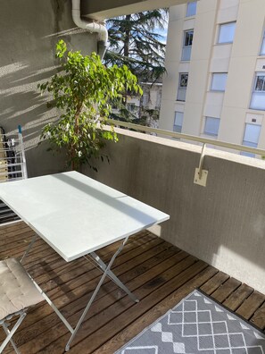 Outdoor dining - Chambre au Calme Proche Centre Ville. Parking Sécurisé Privé (Bordeaux)