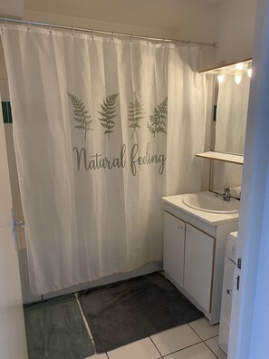 Dusche, HandtĂŒcher, Seife, Shampoo