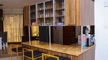 Business Apartment | Dapur peribadi | Peti sejuk, ketuhar gelombang mikro