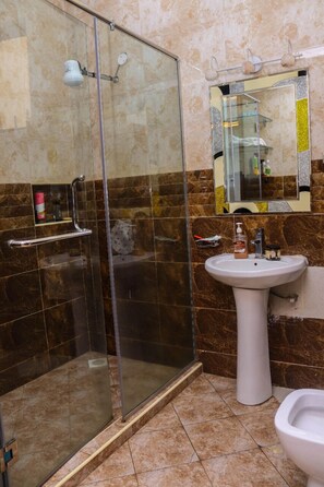 Business-Apartment | Badezimmer | Dusche, kostenlose Toilettenartikel, Bidet, Handtücher