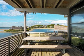 Outdoor dining - The terraces of a 4-person Villa Super VIP are located directly by the water, with access to a private swimming pier, perfect for children. (Ouddorp)