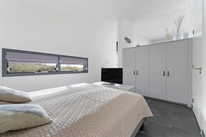 2 bedrooms, iron/ironing board, WiFi - The terraces of a 4-person Villa Super VIP are located directly by the water, with access to a private swimming pier, perfect for children. (Ouddorp)