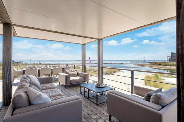 Property grounds - The terraces of a 4-person Villa Super VIP are located directly by the water, with access to a private swimming pier, perfect for children. (Ouddorp)