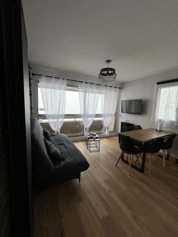 Fernseher, Kamin, Stereoanlage