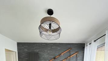 Televisor, llar de foc i estèreo