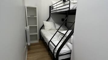 1 dormitori, planxa i posts de planxar i un bressol de viatge