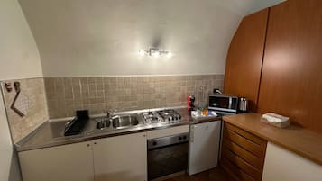KĂŒhlschrank, Mikrowelle, Ofen, Herdplatte