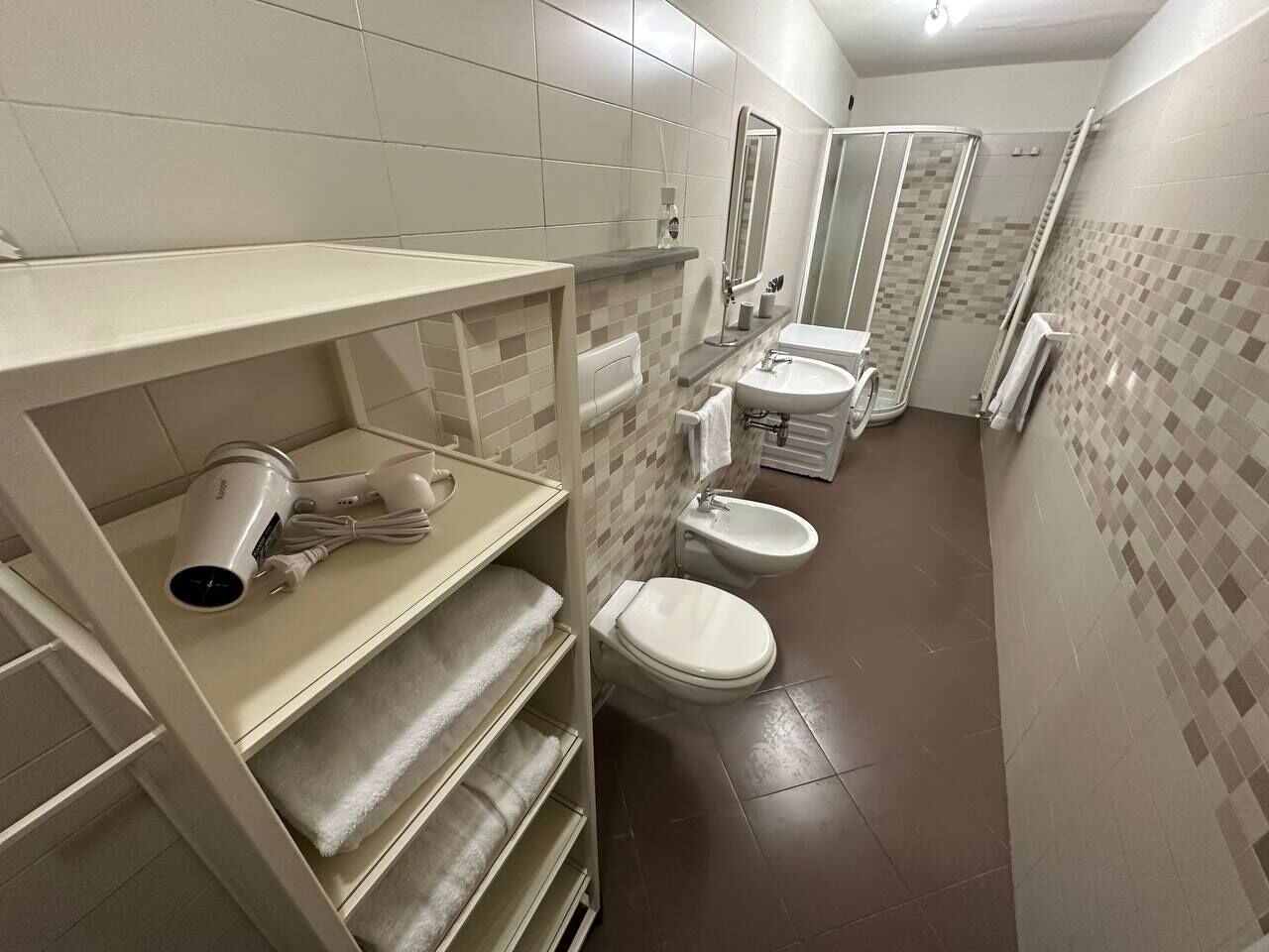 Dusche, Haartrockner, Bidet, Handtücher