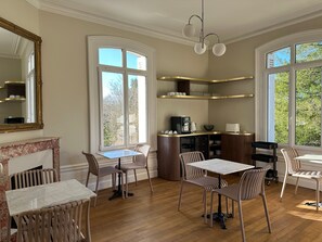 Free daily buffet breakfast - Château de Moulède (Linars)