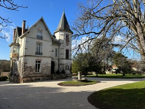Front of property - Château de Moulède (Linars)