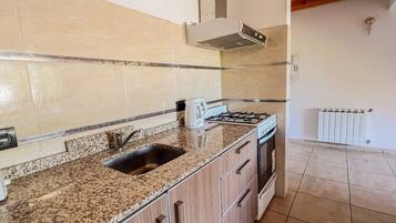 Frigorífico, microondas, horno y cafetera o tetera