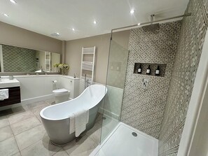 Secador de pelo, toallas, jabón, shampoo